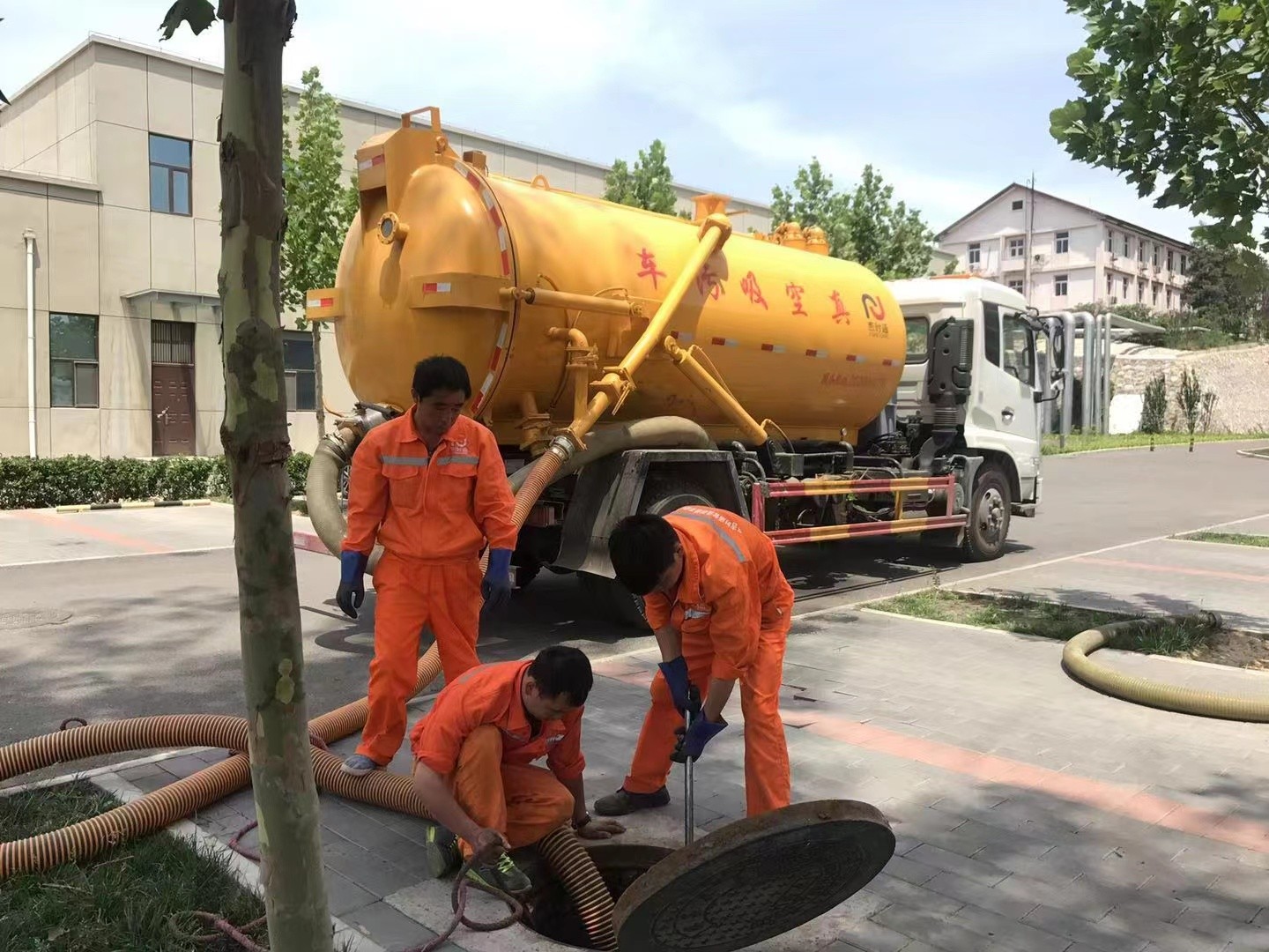 垣曲管道疏通车停在窨井附近