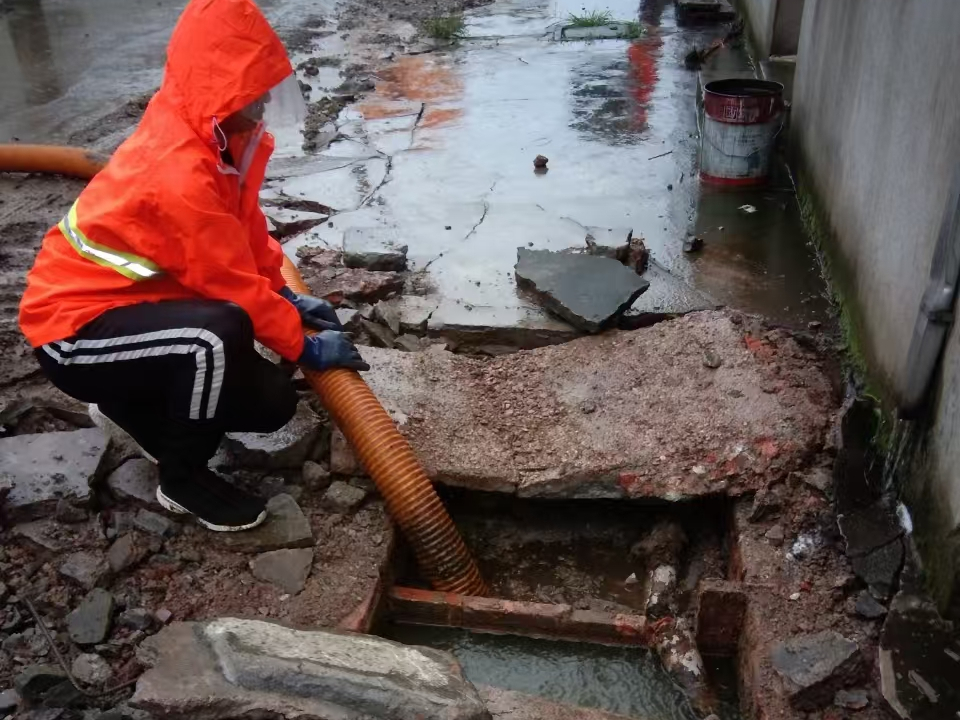 垣曲专业清理污水池 炜誉市政以规范流程守护城市 “肠道”